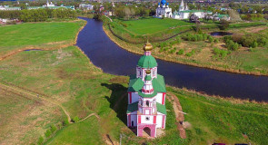 Красивый изгиб реки Каменки в Суздале