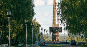 Аллея славы г. Вязники. Стела в лучах вечернего солнца