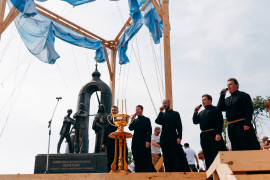 Памятника режиссеру Андрею Тарковскому и его «Андрею Рублеву» в Суздале