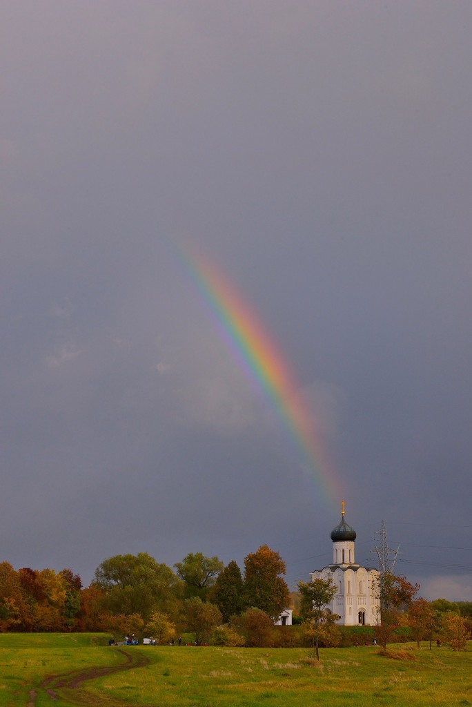 Две радуги с периодичностью пять минут и практически над храмом Покрова-на-Нерли 04