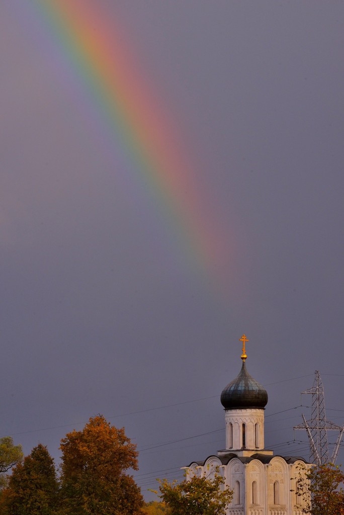 Две радуги с периодичностью пять минут и практически над храмом Покрова-на-Нерли 06