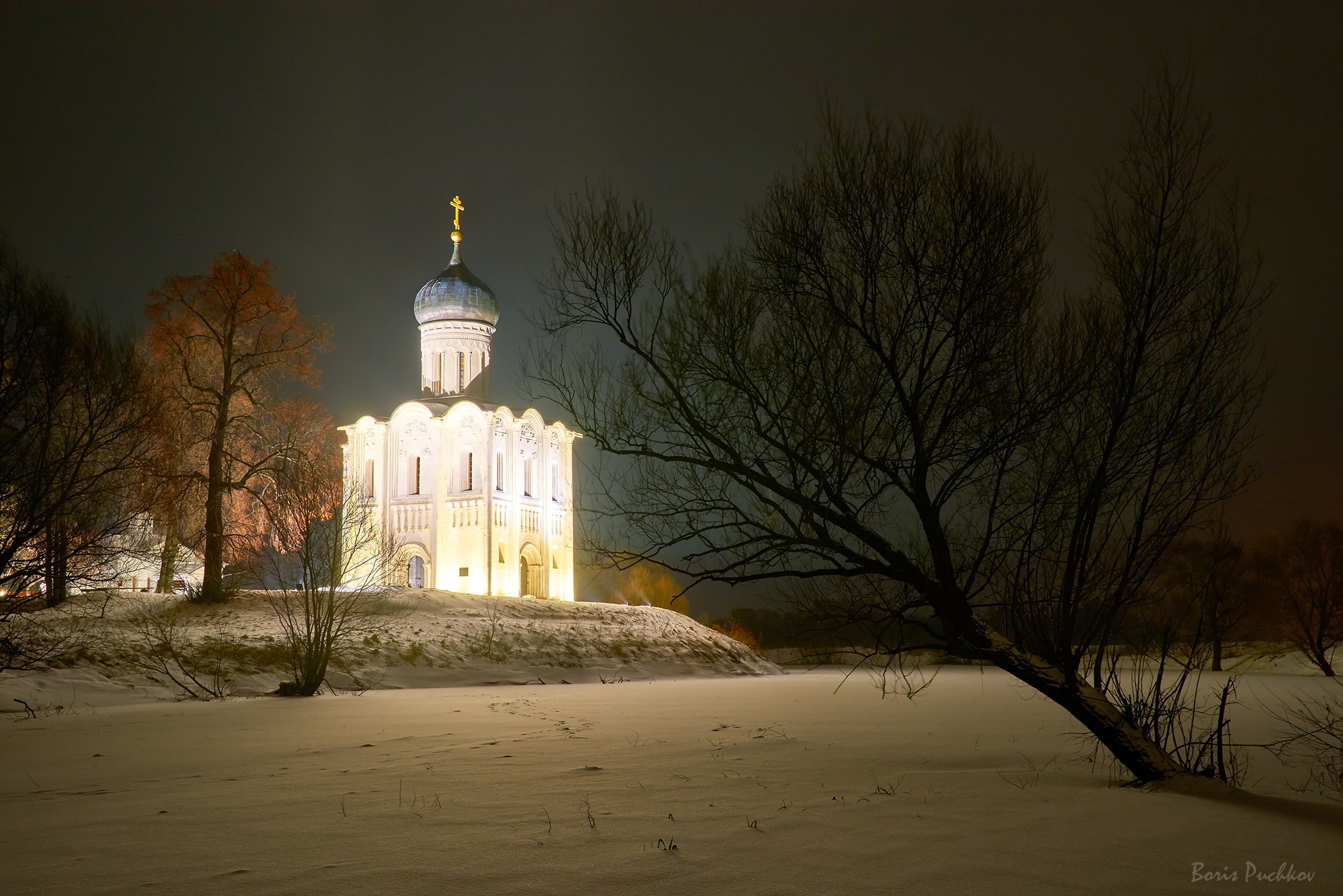 Церковь вечером