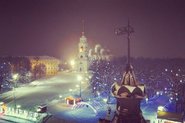 Шпиль бывшего здания Городской думы и Успенский собор во Владимире, вид с высоты.