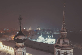 Купола Воскресенского храма в Суздале, ночной вид с высоты.