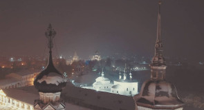 Купола Воскресенского храма в Суздале, ночной вид с высоты.