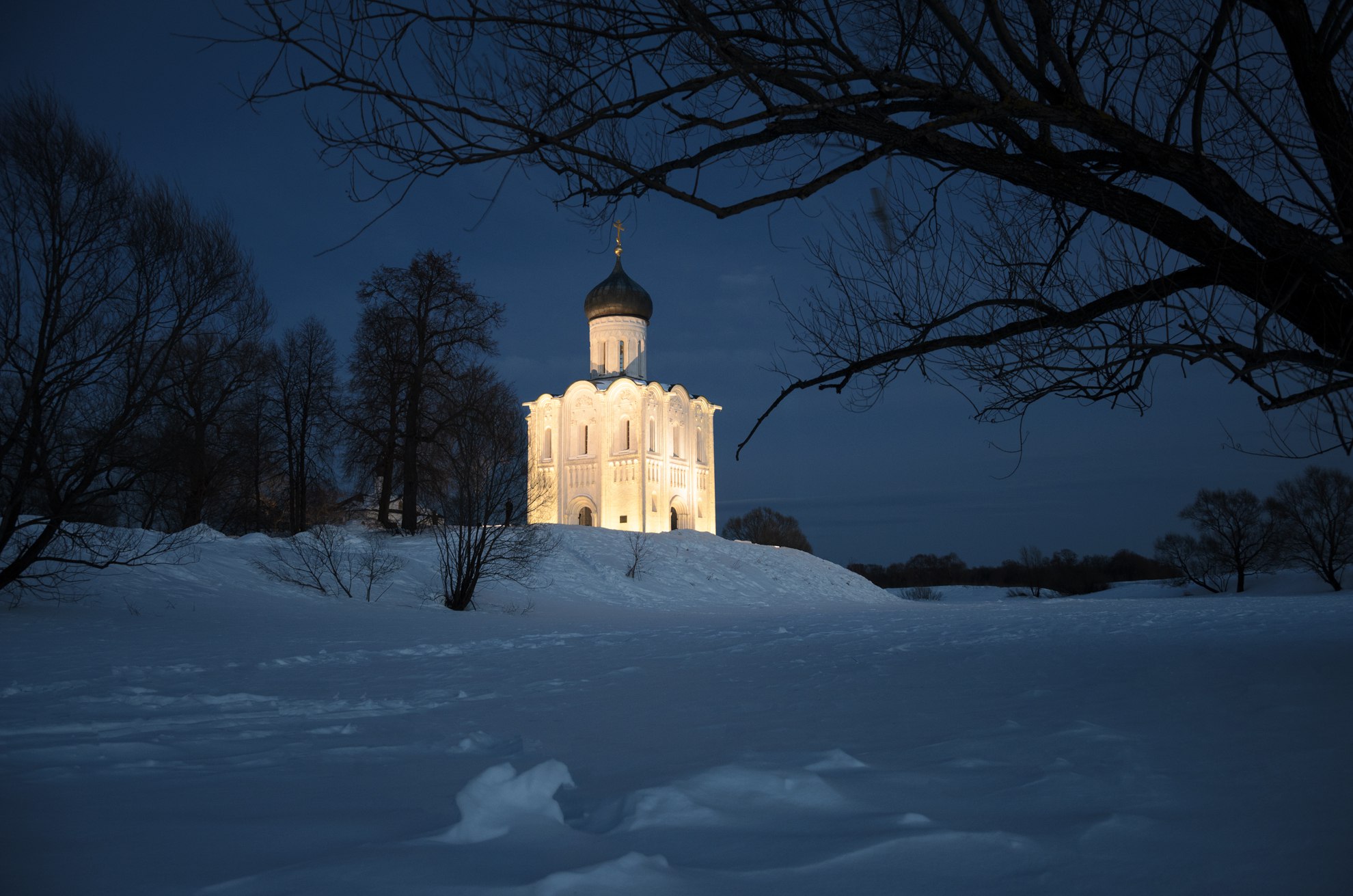 Зима река храм