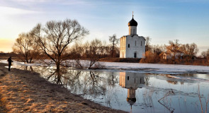 Стоит на лугах изумрудных тот храм Покрова на Нерли.
