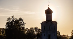 Храм Покрова на Нерли в лучах заката с высоты