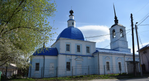 Сретенская церковь на улице Ломоносова во Владимире. Май.