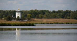 Панорама озера Богдаринского и Часовня Вознесения Господня