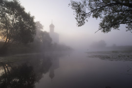 Церковь Покрова На Нерли в тумане