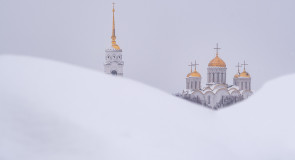 Город Владимир в конце января:  Остались сугробы, фантики и в воздухе все еще ощущается мандариновый аромат.