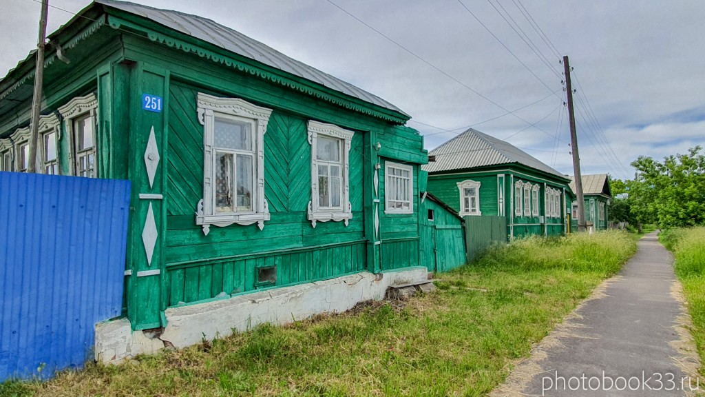10 Деревянные дома и тротуар в деревне Тургенево Меленковского района