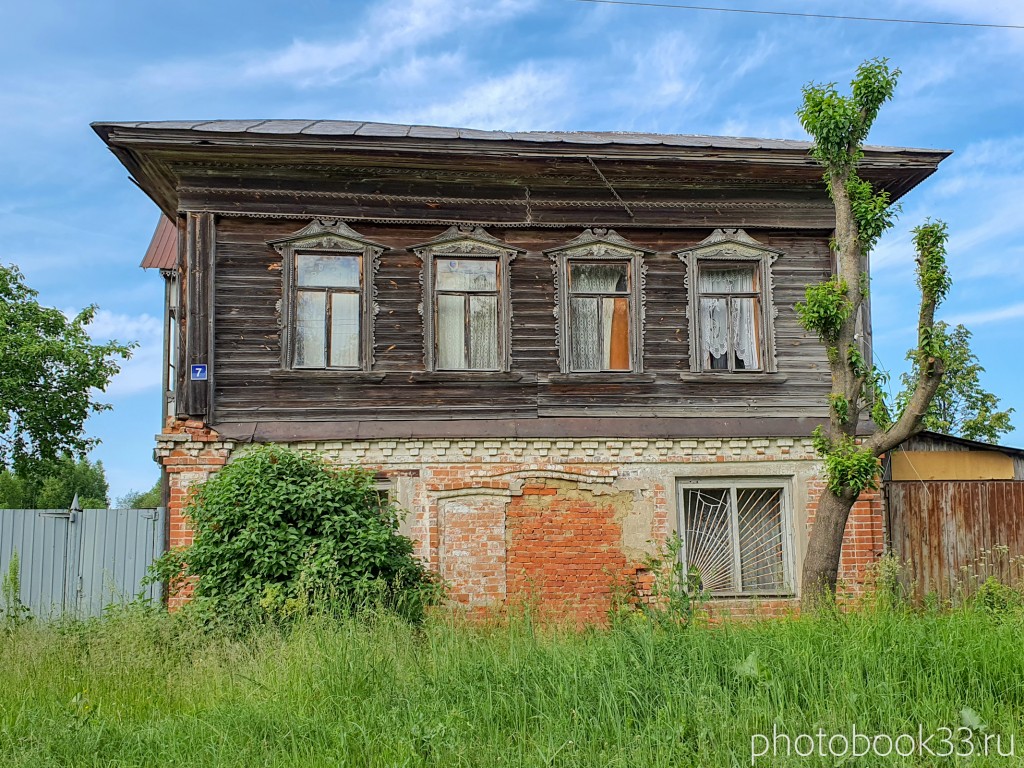 43 Двухэтажный кирпично-деревянный дом в деревне Усад, Меленковский район