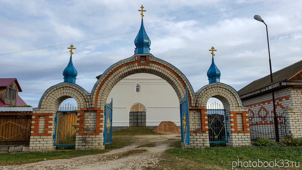 34 Новые ворота кирпичной ограды Никольской церкви в селе Бутылицы