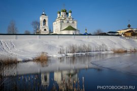 Богоявленский монастырь Мстёры в зеркале весны